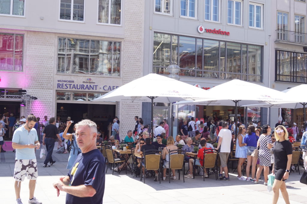 Frotalansicht Wildmosers Restaurant-Cafe am Marienplatz während der Wiedereröffnung
